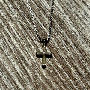 Cross pendant necklace